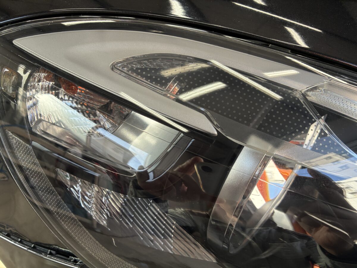 ボルボV40　ヘッドライト磨き後にライトスモークプロテクションフィルム施工