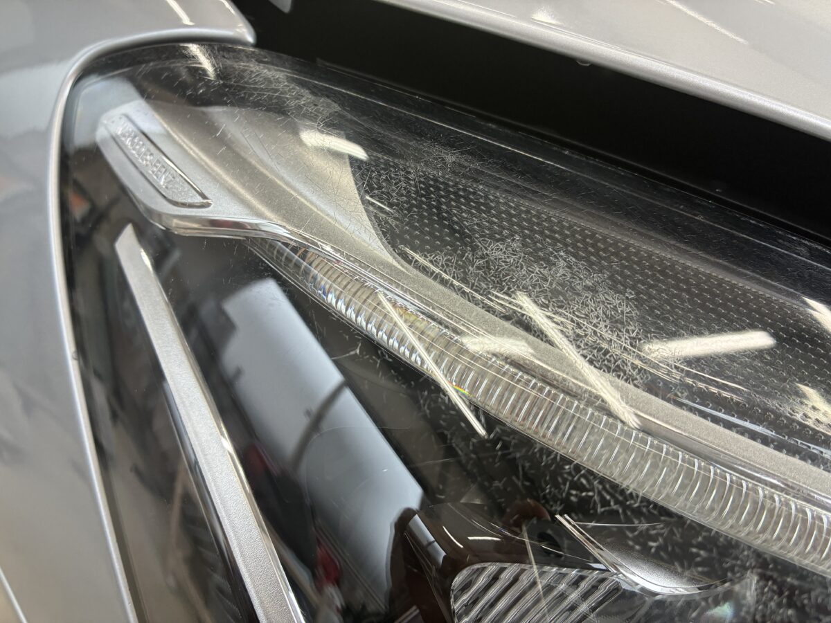 ベンツのヘッドライト上部にひび割れが発生