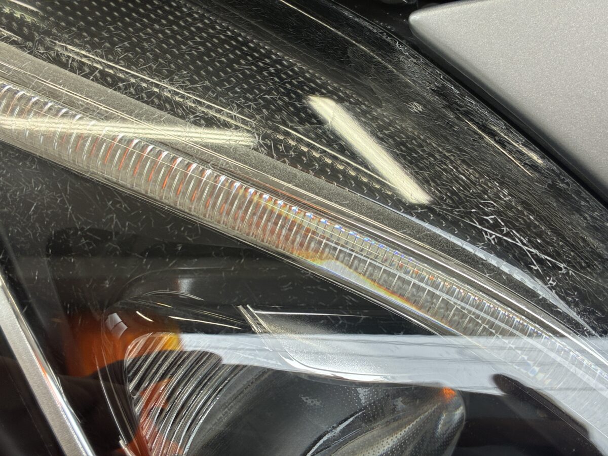 ヘッドライトの劣化は、大抵が紫外線の影響を受け易い上部から発生します。