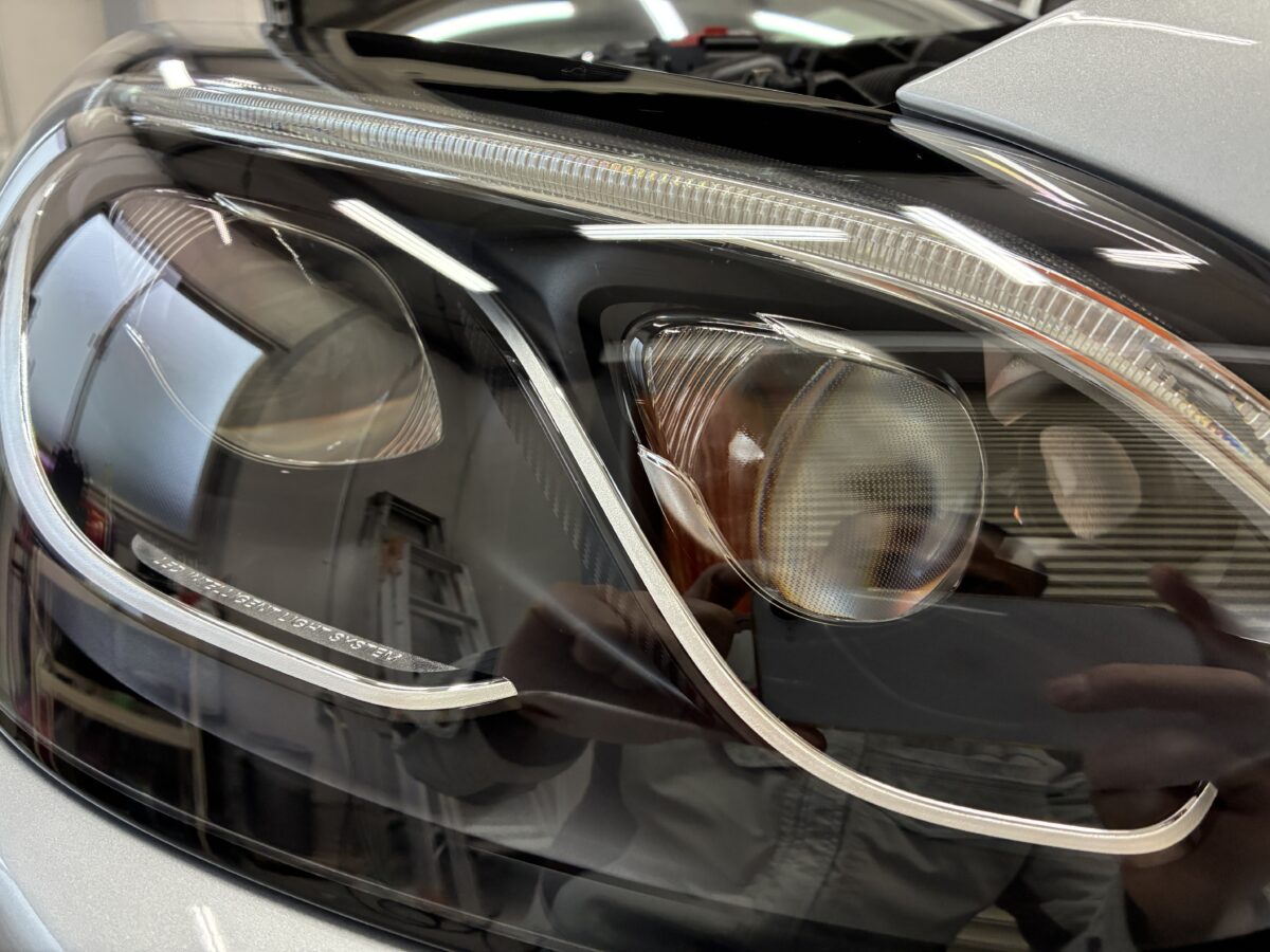 ベンツSLC200　ヘッドライトクラック除去はお任せ下さい。