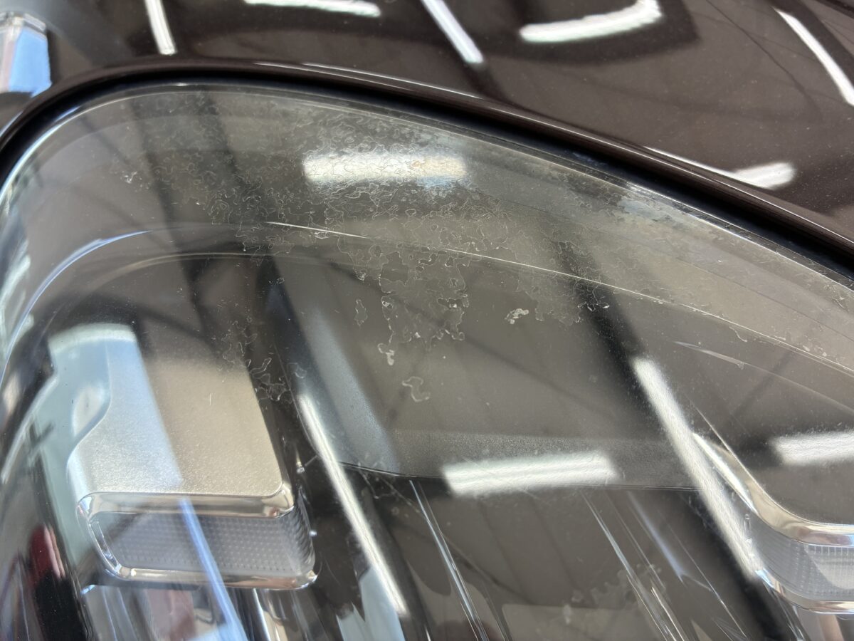 ポルシェマカンのヘッドライト表面のハードコート剥がれ