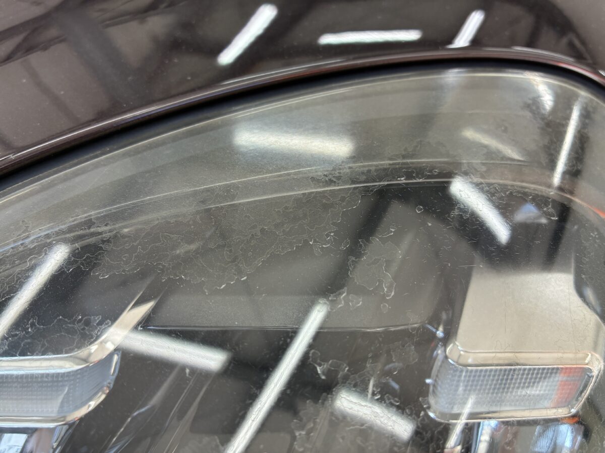 マカンのヘッドライトのコート層剥がれ