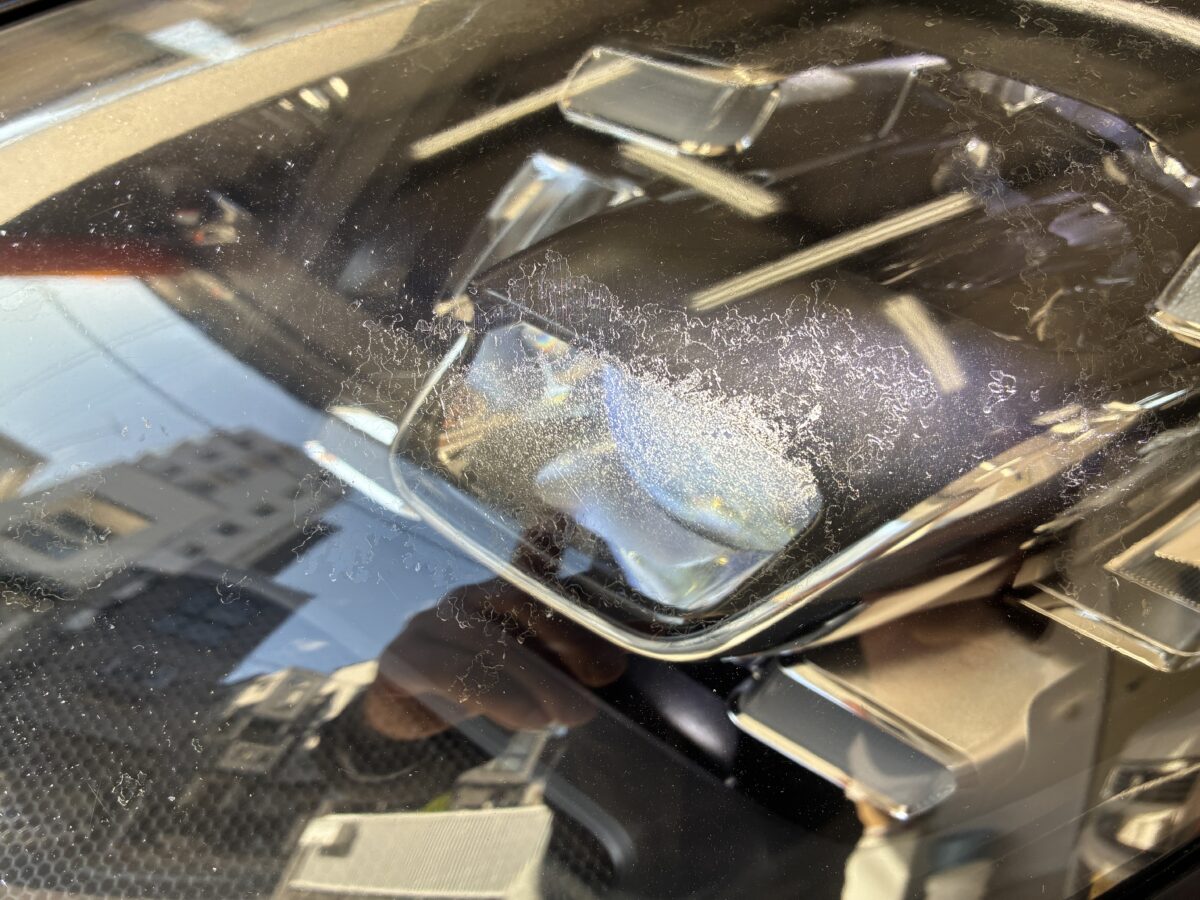 ポルシェのヘッドライトコート層剥がれのリペア