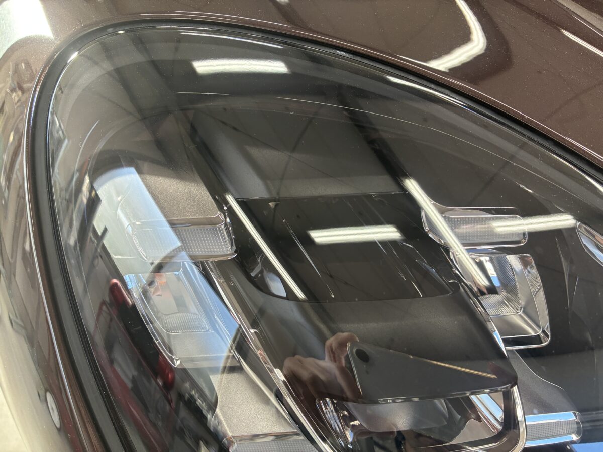 ポルシェマカンのヘッドライトリペア後