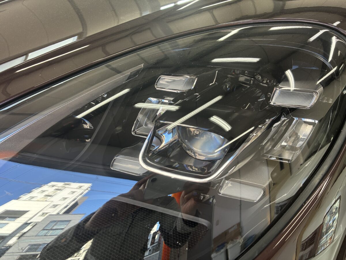 ポルシェマカンのヘッドライト磨き後にPPF施工