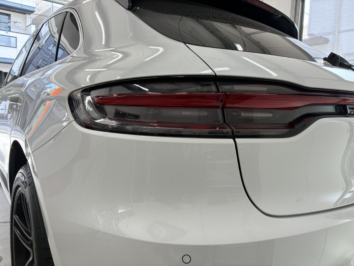 ポルシェマカンのヘッドライト磨き