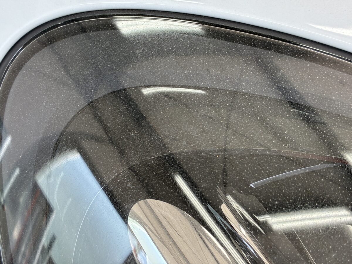 マカンのヘッドライトに発生する細かいクラック
