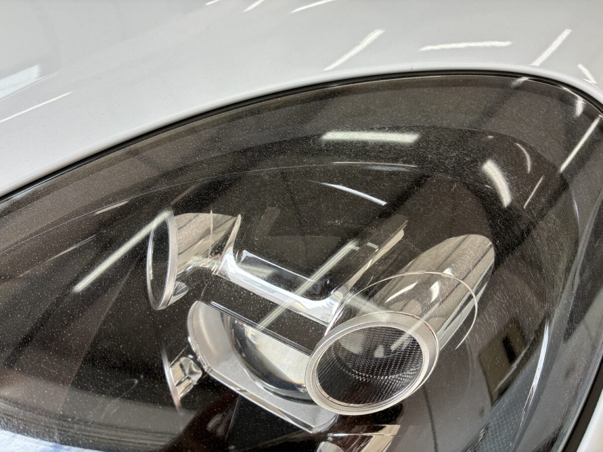 ポルシェマカンのヘッドライトクラック除去