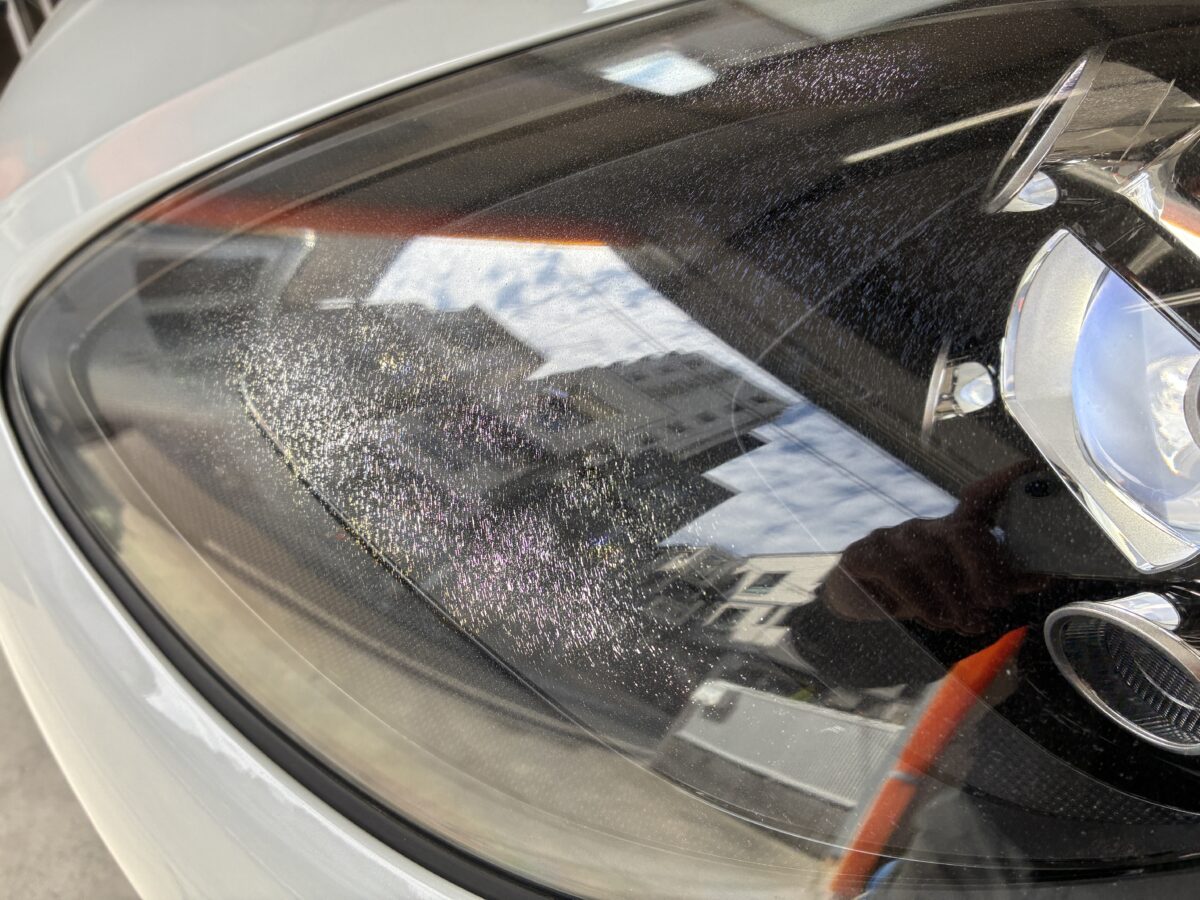 マカンのヘッドライトの劣化はライトを点灯すると良く分かります。