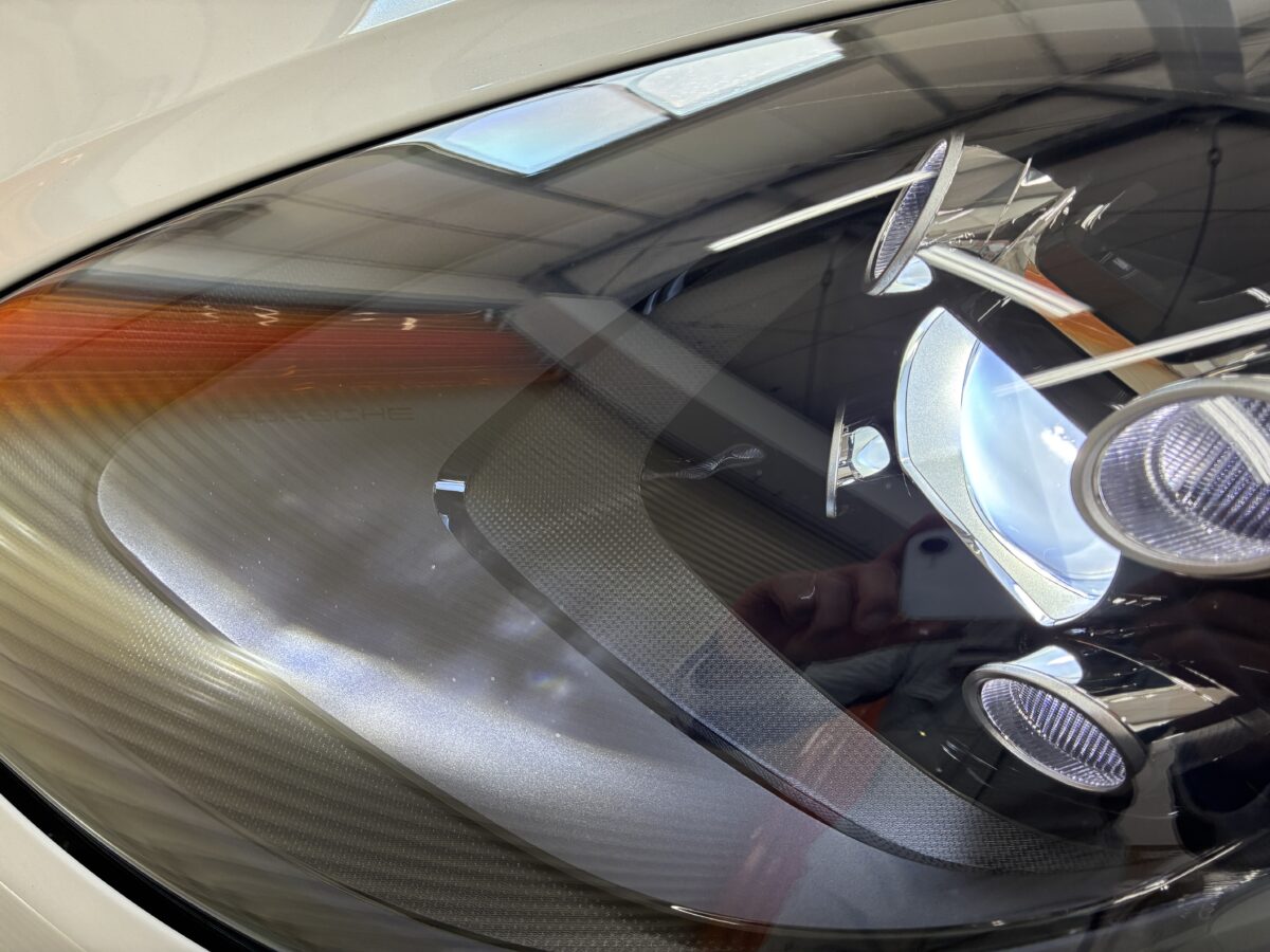 マカンのヘッドライトリペア後のライト点灯時