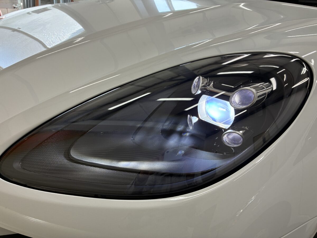 ポルシェマカンのヘッドライトリペア作業後