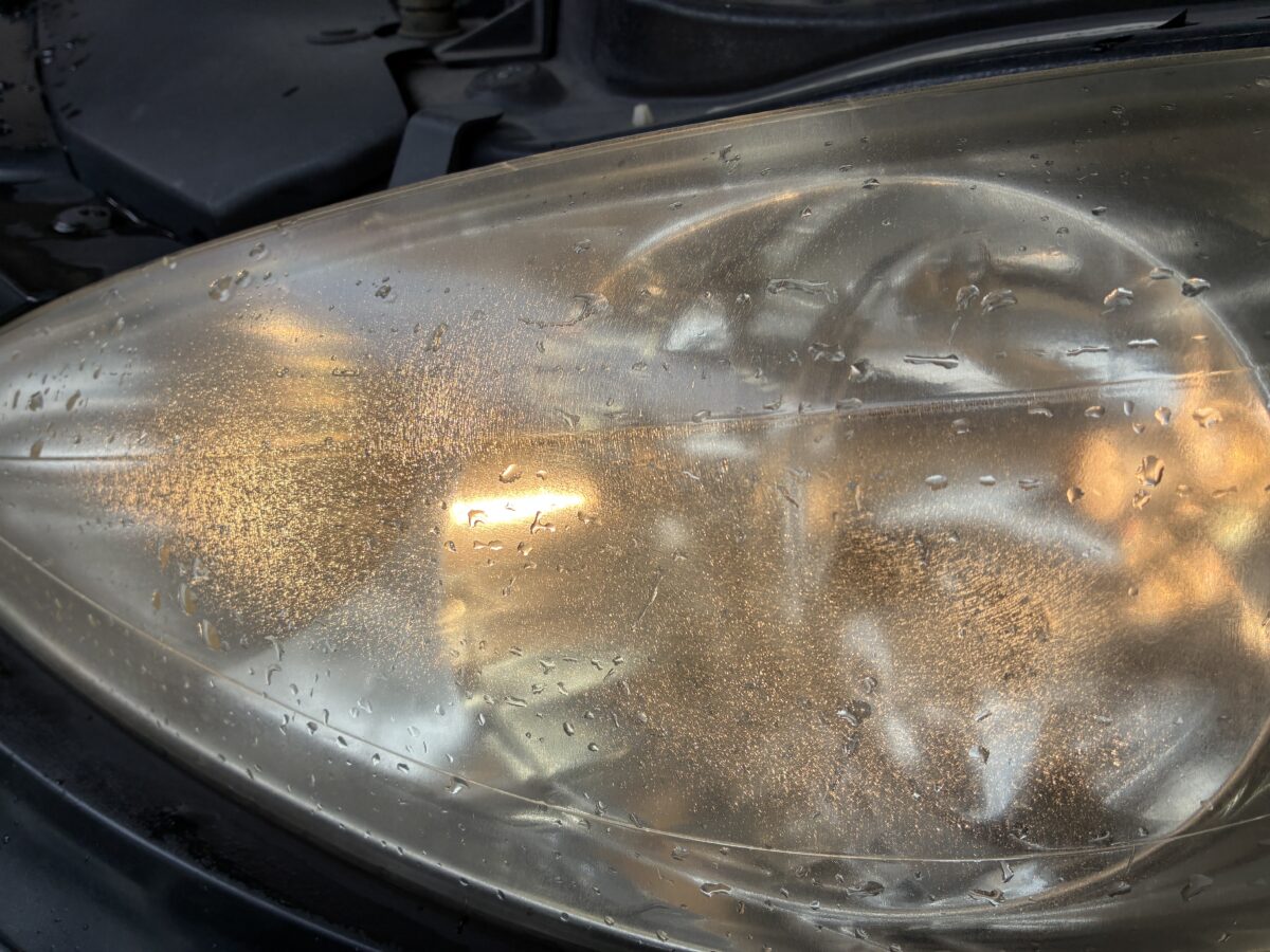 プジョー307　ヘッドライトクラック・ひび割れの発生