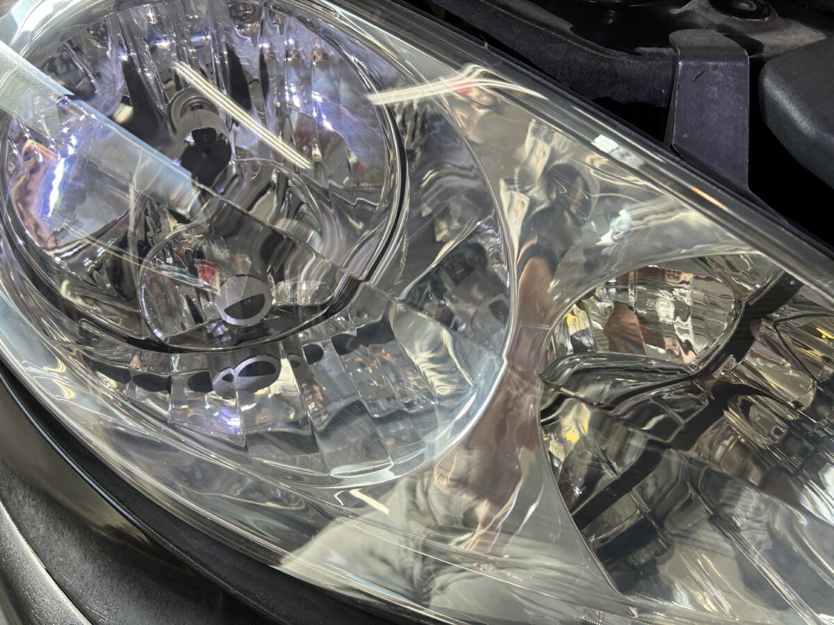 プジョー307のヘッドライト磨き後にプロテクションフィルム施工
