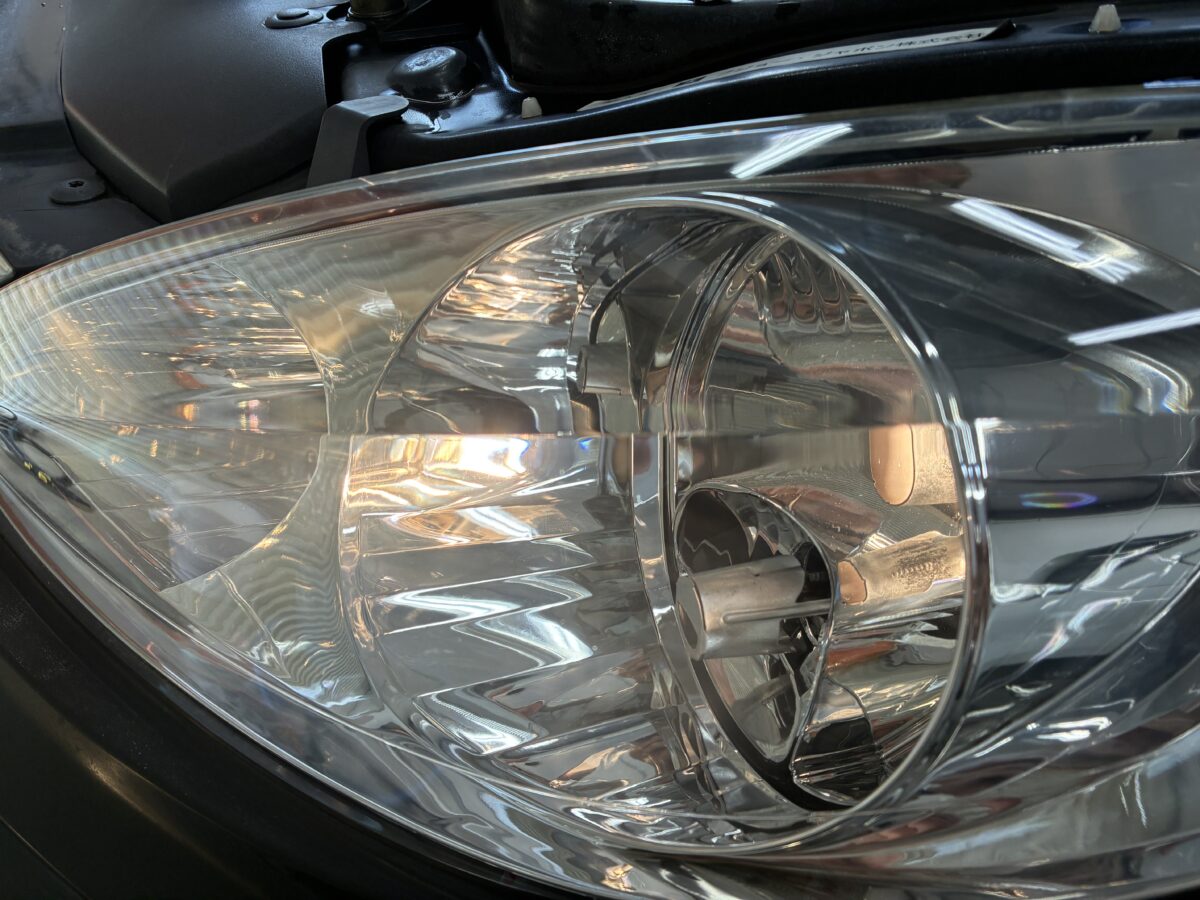 プジョー307のヘッドライトリペア後は、曇りも解消され透明度が向上しました。