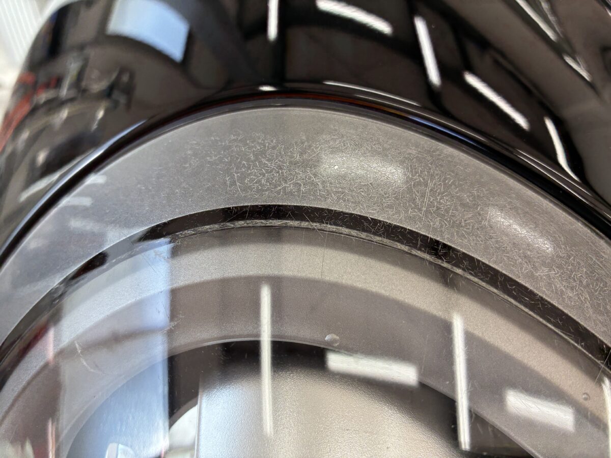 ポルシェ991のヘッドライト上部からのクラック