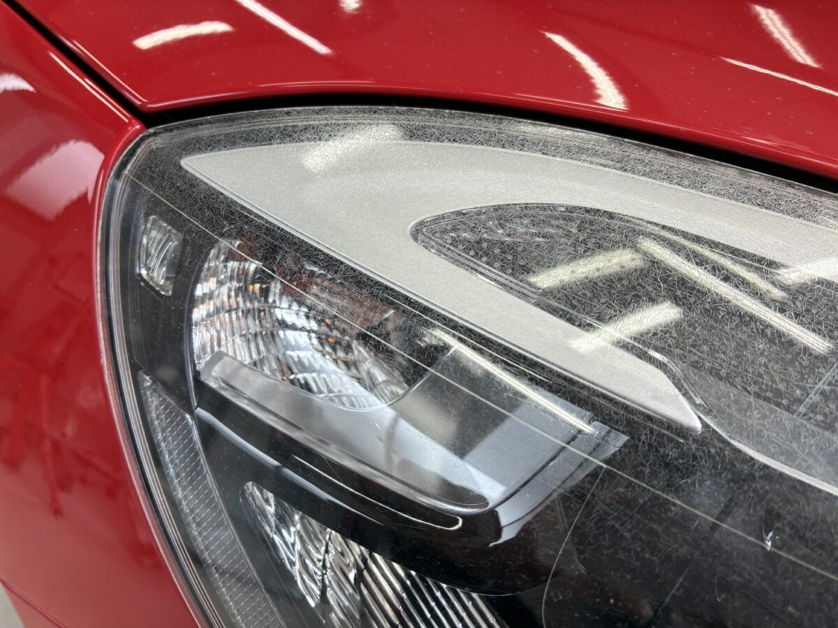 ボルボV40　ヘッドライトクラック、ひび割れ