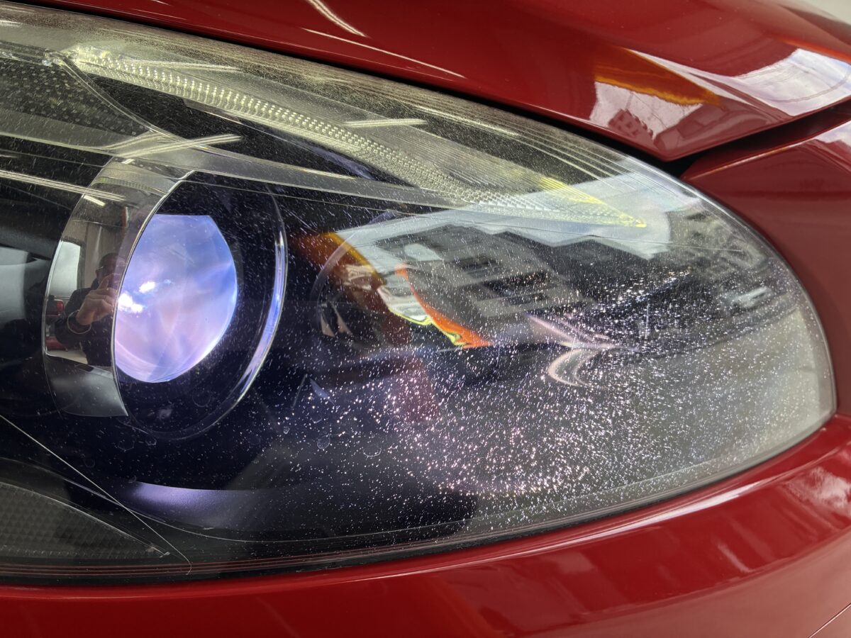 ボルボのヘッドライトリペア前のライト点灯時