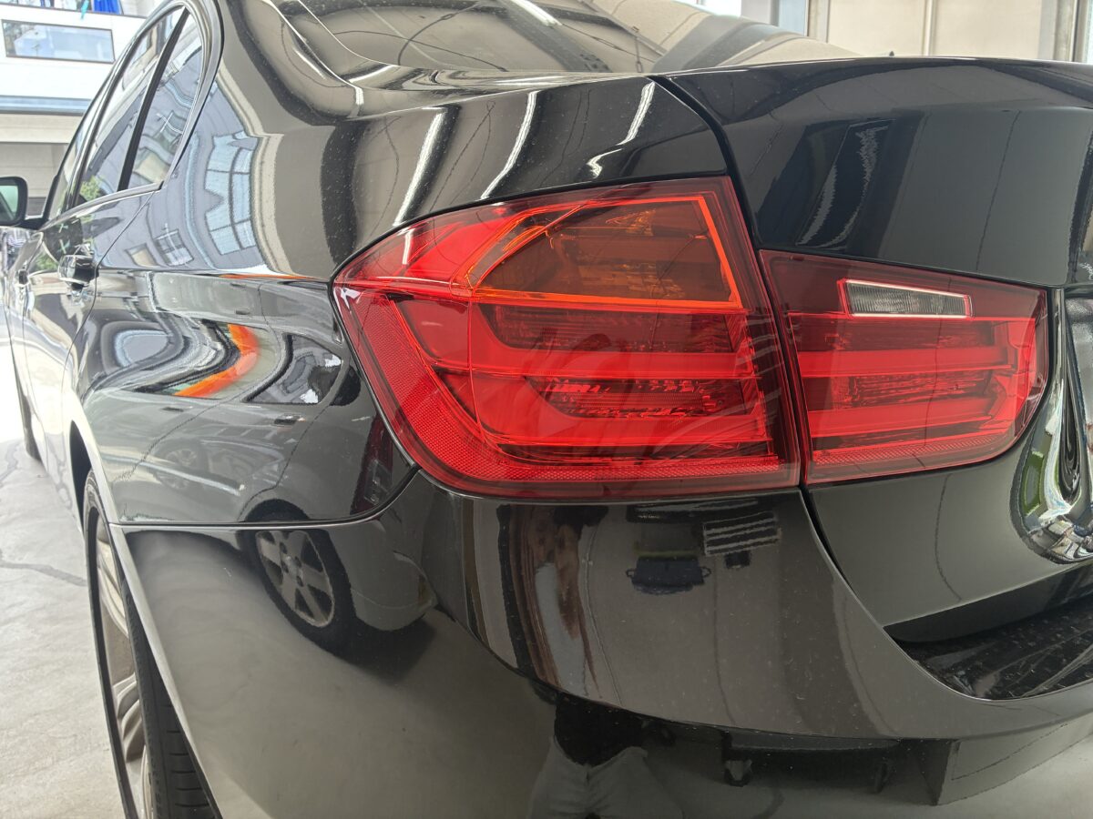 BMW320d　ヘッドライト磨き