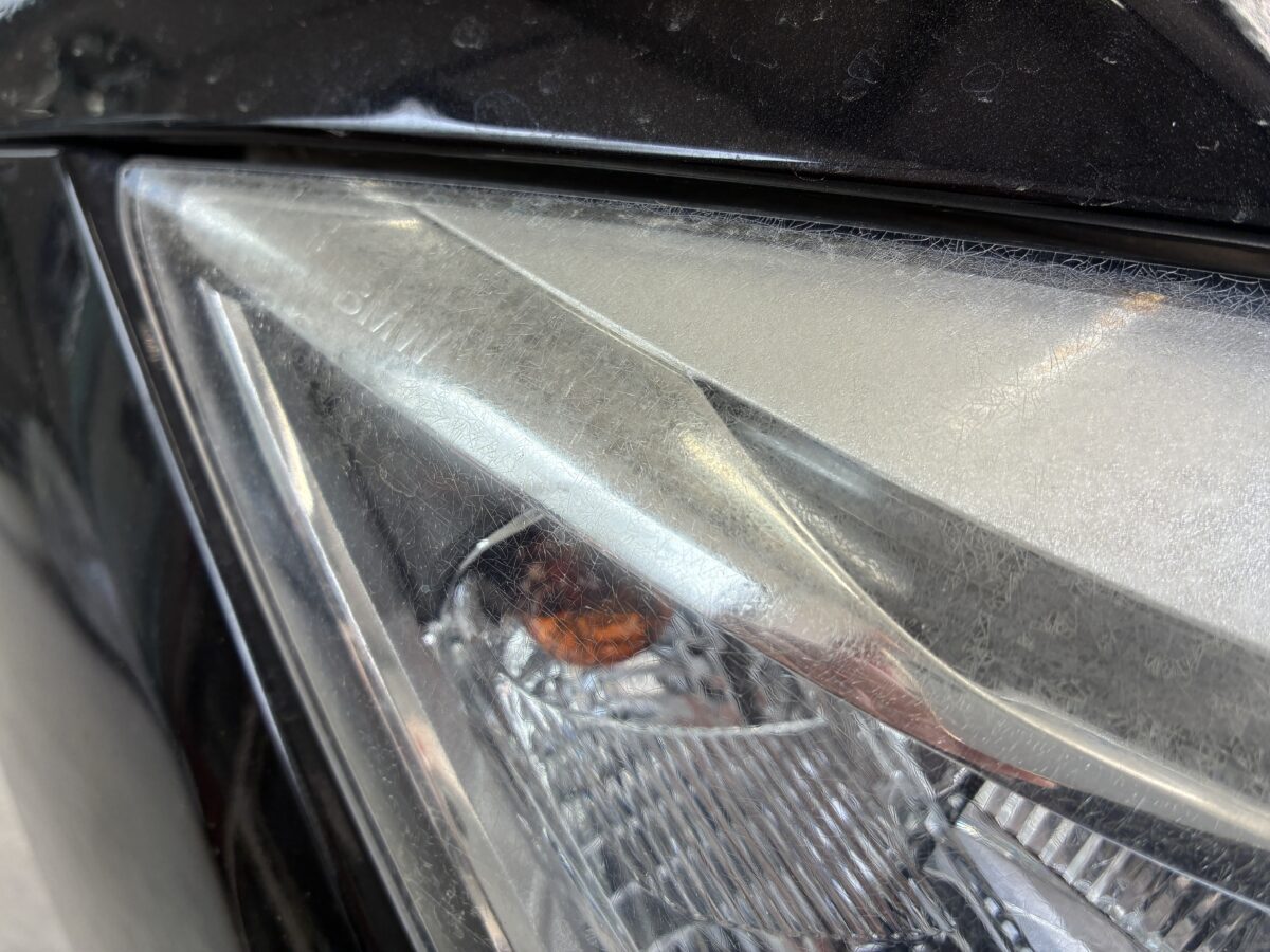 BMWF30のヘッドライトに曇り？