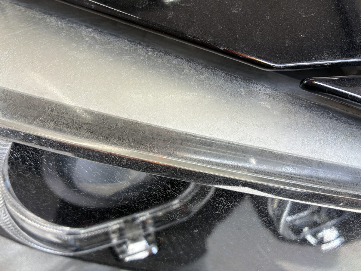 BMWF30のヘッドライトに黄ばみとクラックが発生