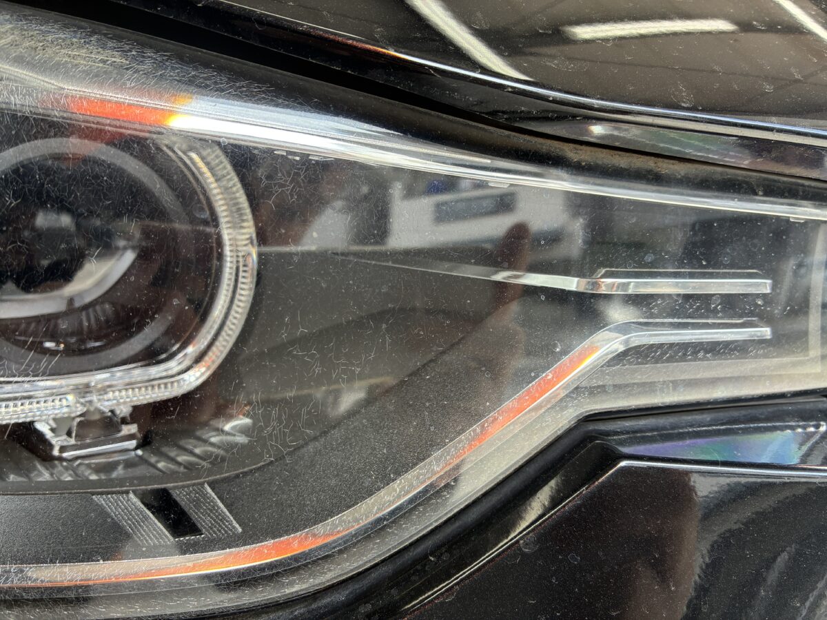 BMWに限らず輸入車に多く見られるヘッドライトの劣化の症状です。