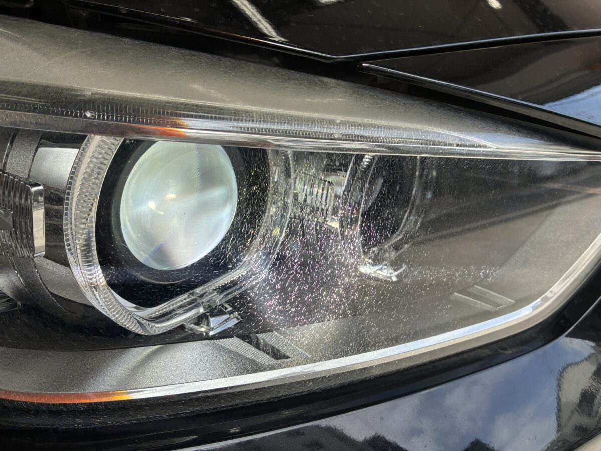 BMWF30のヘッドライト点灯時にクラックが見えます。