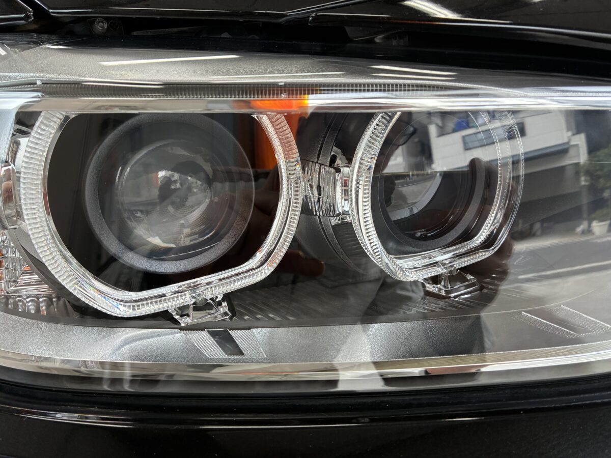 BMWF30　ヘッドライトリペアでクラックはキレイに除去。