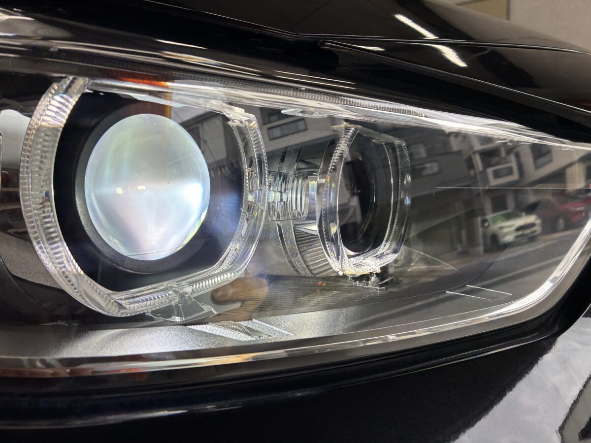 BMWF30のヘッドライトリペア後にライトを点灯すると・・・