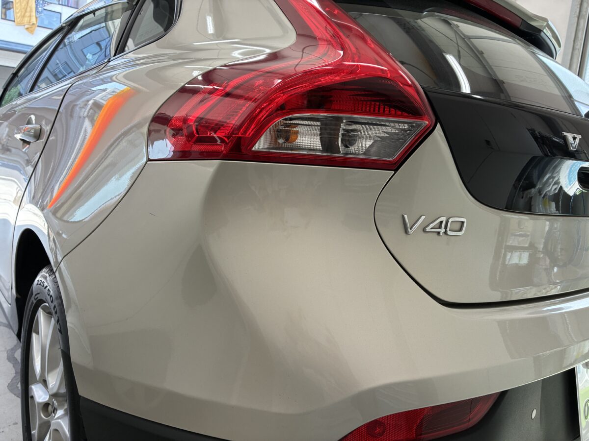 ボルボV40 ヘッドライト表面のコーティング剥がれ