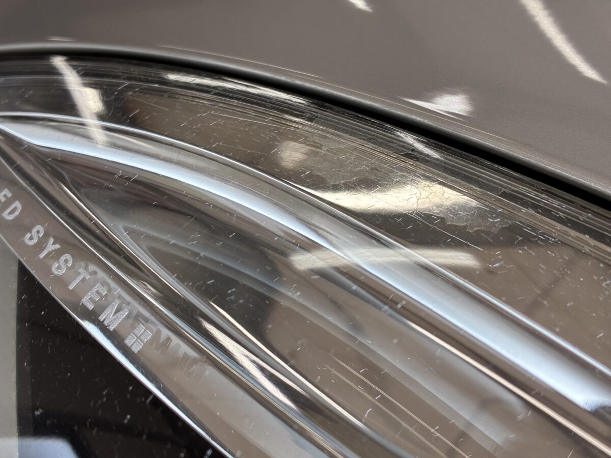 ボルボのヘッドライト表面のハードコートの剥がれ
