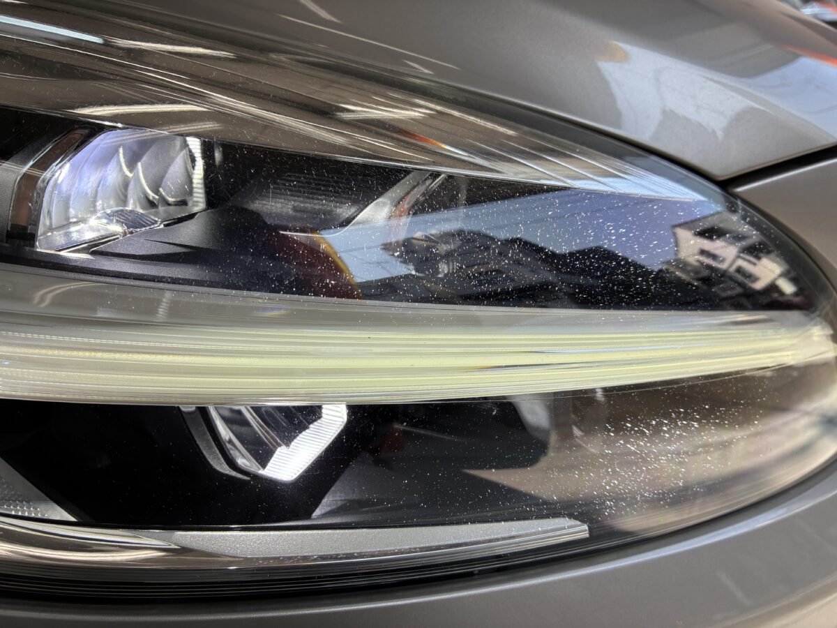 ボルボV40 ヘッドライトリペア前のライト点灯時のクラック