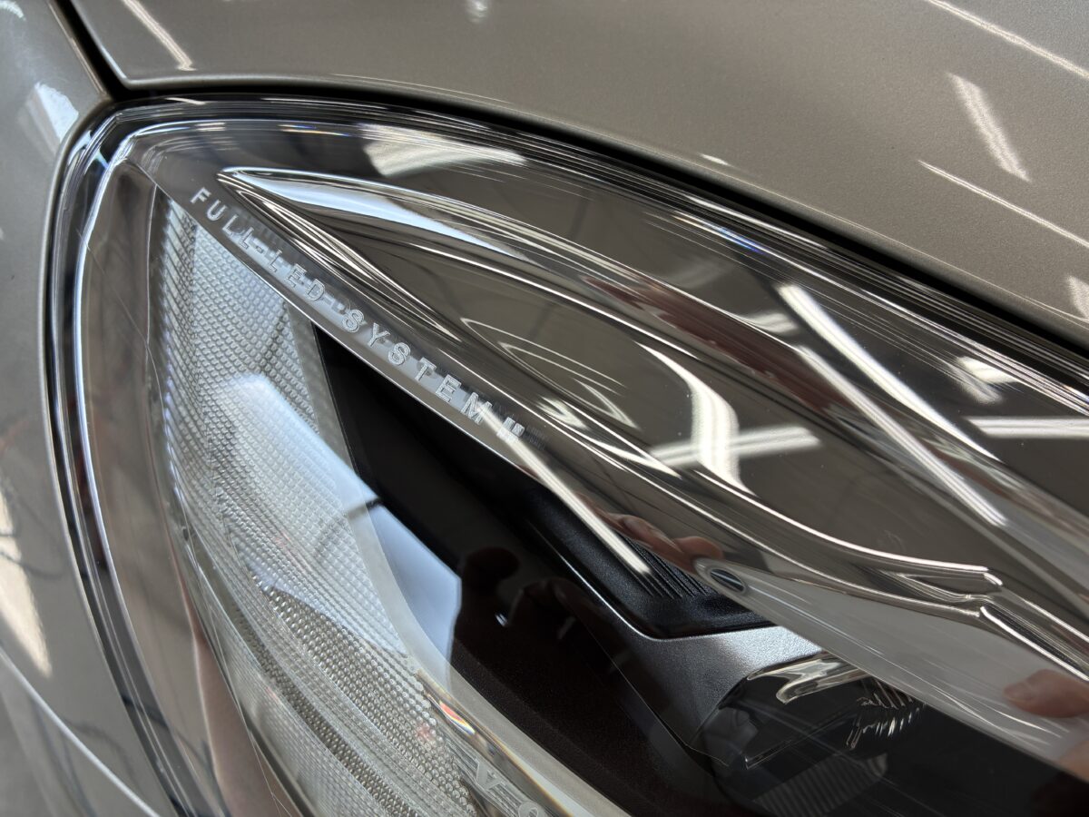 ボルボV40のヘッドライトリペア後