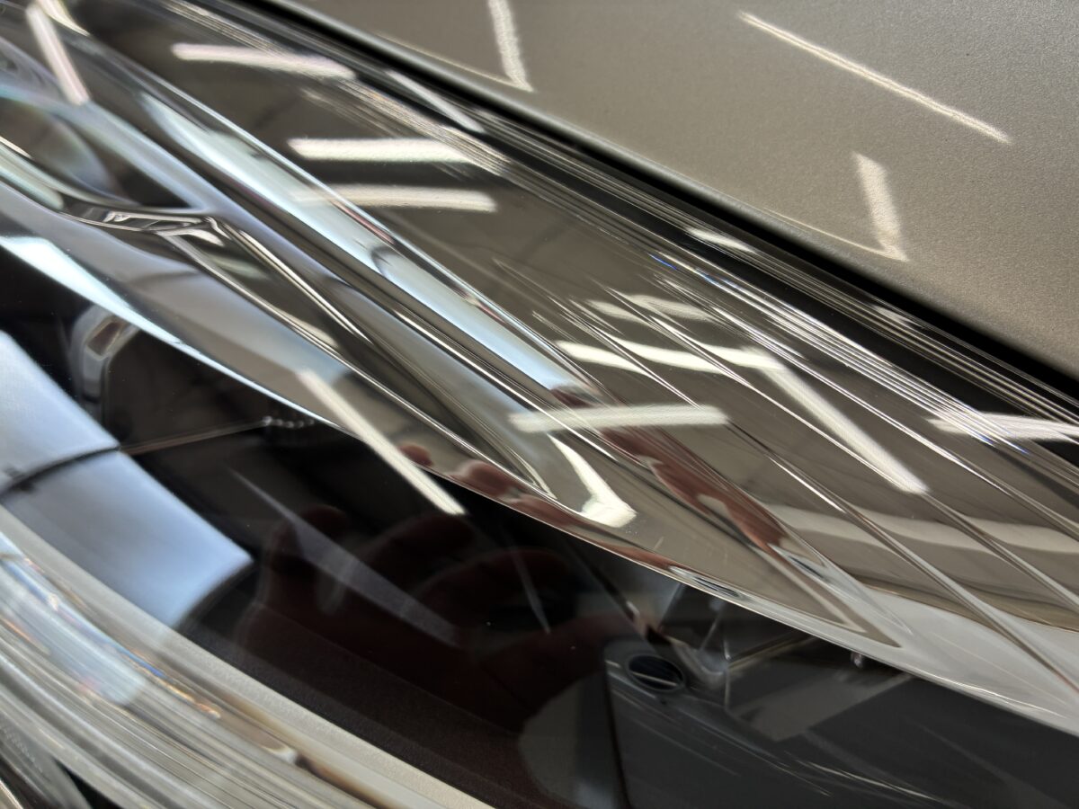 ボルボのヘッドライトはリペアで綺麗に復活します。