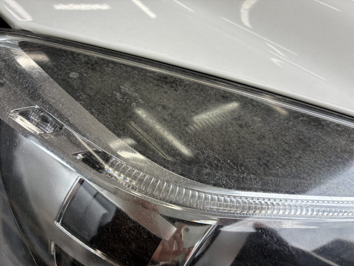 ベンツのヘッドライトの劣化の症状とは・・・