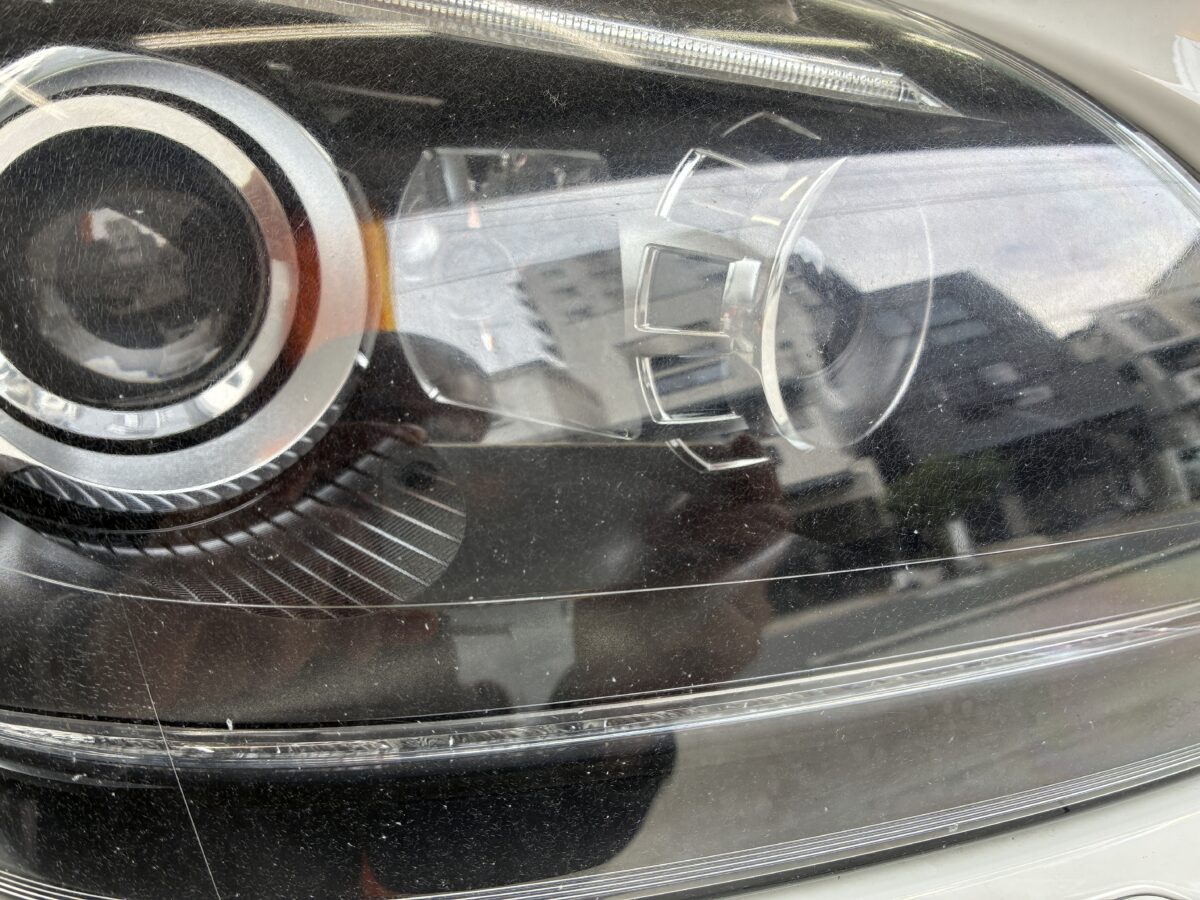 ベンツSLKクラスのヘッドライト磨き作業前